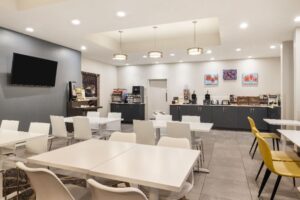 35 51258 restaurant breakfast area with seating 1 1 wp